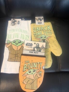 Star Wars/ Mandalorian Kitchen Towel, Oven Mitt and Mini Mitt Set—Brand New